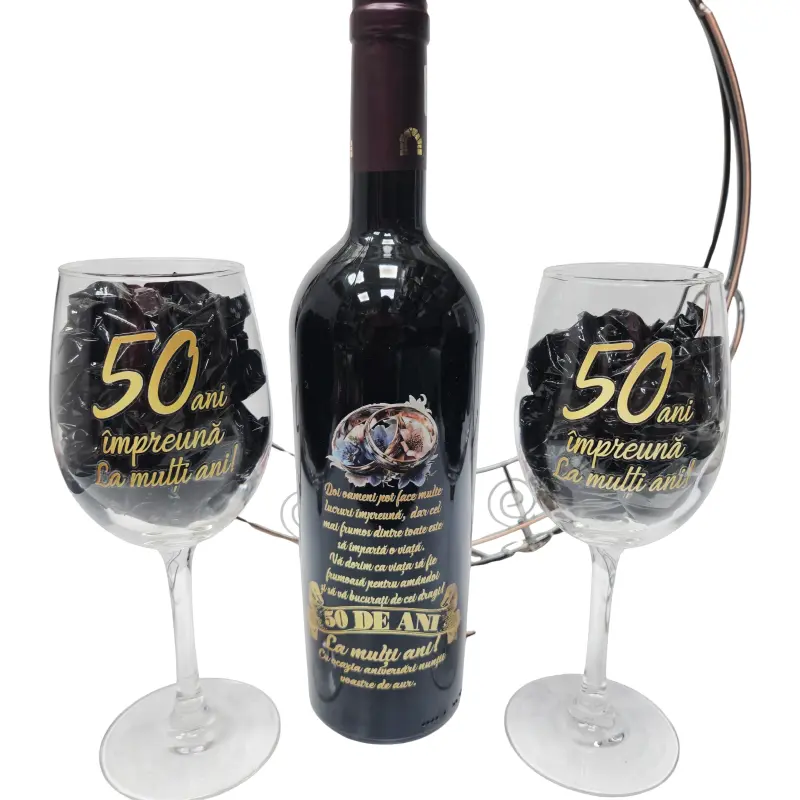 50 de ani aniversare, suport din metal cu sticla vin personalizata cu mesaj si 2 pahare personalizate 50 de ani impreuna